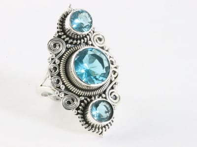 Langwerpige bewerkte zilveren ring met blauwe topaas - maat 18