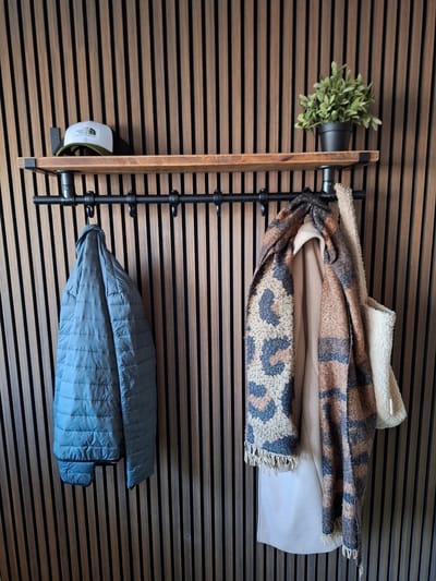 Hoexs - Wandkapstok Industrieel - Mangohout - Kapstop met Bovenplank - Stalen Plankdragers Zwart- 70 Cm - 6 Haken - Inclusief Bevestigingsmateriaal - Decoratie