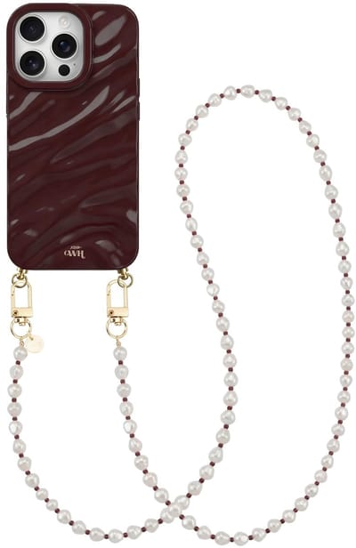 xoxo Wildhearts Burgundy Glaze telefoonhoesje met koord - geschikt voor iPhone 13 Pro - Burgundy Pearl (lang koord) - Dream hoesje met telefoonkoord - Glimmende silicone case met plooien - Parelketting met burgundy & gouden details - Bordeaux rood