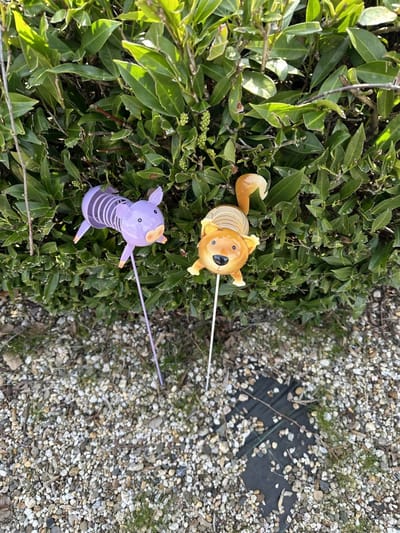 Metalen tuinstekers " varken en hond" - Set van 2 stuks - paars+ bruin - metalen veer - hoogte 50 x 8 x 15 cm - Tuinaccessoires - Tuindecoratie - Tuinstekers