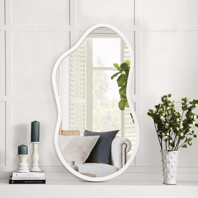 Kleine spiegel met onregelmatige rand, decoratief ontwerp voor slaapkamer, kleedkamer, badkamer en entree