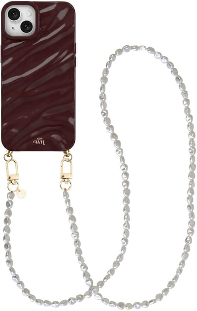xoxo Wildhearts Glaze Cord Case Burgundy - Geschikt voor iPhone 15 Plus - Pearlfection - Lang koord - Glimmend siliconen telefoonhoesje met plooien - Dream hoesje met koord - Parelketting - Telefoonkoord