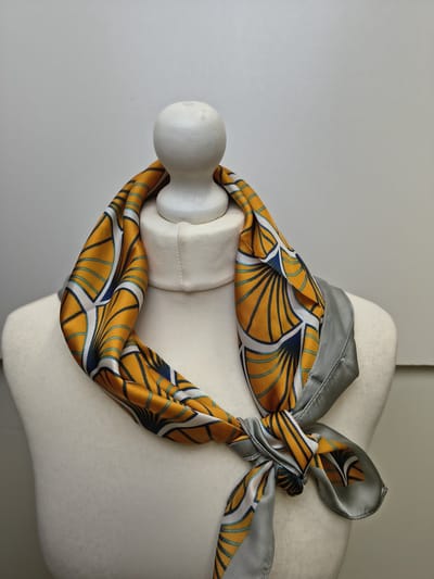 Vierkante dames neksjaal Eliane-fantasiemotief-waaierpatroon-oranje-wit-grijs-blauw-zwart-70x70