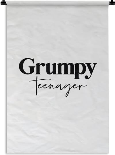 Wandkleed - Wanddoek - Kinderen - Quotes - Zwart - Wit - Grumpy teenager - 120x180 cm - Wandtapijt