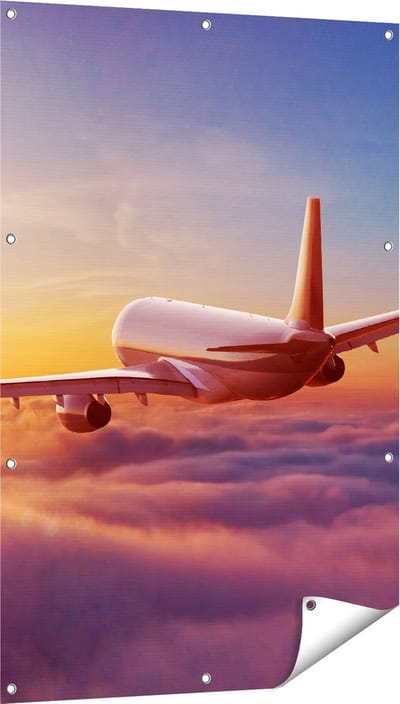Gards Tuinposter Vliegtuig in de Wolken bij Zonsondergang - 80x120 cm - Tuindoek - Tuindecoratie - Wanddecoratie buiten - Tuinschilderij