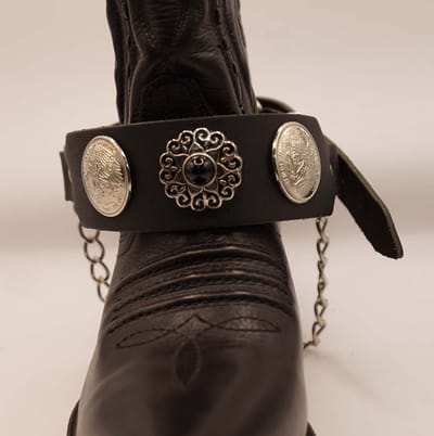 Leren zwarte laars riempjes in het midden een bloem met zwarte steen en beide zijdes adelaars op munt - riemen voor western boots - laarzen vernieuwen met riempjes - western riempjes voor laarzen - country & western laarzen versieren met riemen