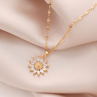 Sjika - Bloem Ketting Dames Goudkleurig – Elegante Zonnebloem Hanger met Kristal Steentjes – Luxe Dames Ketting – Trendy Sieraden - Cadeau voor haar