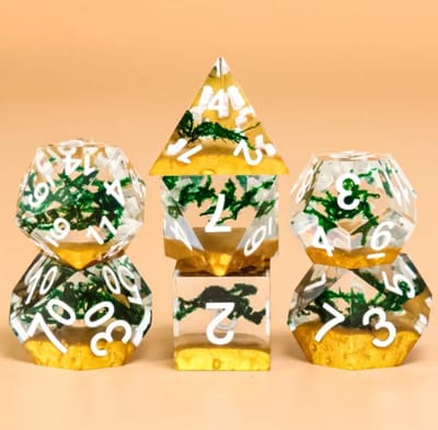 Vera's Arts & Dice | Dobbelstenen Set voor RPGs als Dungeons and Dragons | 7 stuks per set | Desert Fern | Transparant Helder met een laag Parelmoer Zand en heeft Ferns / Planten in zich afgewerkt met Witte Cijfers | Met Dice Bag | Extra Groot