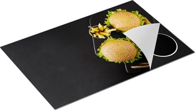 Chefcare Inductie Beschermer Hamburgers met Patat op een Zwarte Marmeren Plaat - 80x50 cm - Afdekplaat Inductie - Kookplaat Beschermer - Inductie Mat
