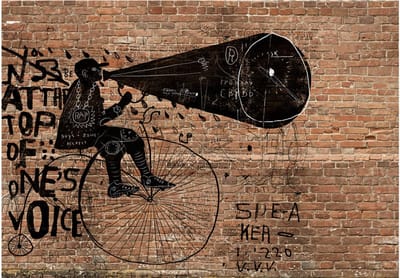 Fotobehangkoning - Behang - Vliesbehang - Fotobehang Bakstenen muur met Muurschildering - City News - 300 x 210 cm