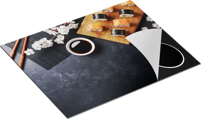 Chefcare Inductie Beschermer Sushi met Soja Saus op een Zwarte Marmeren Plaat - 65x50 cm - Afdekplaat Inductie - Kookplaat Beschermer - Inductie Mat