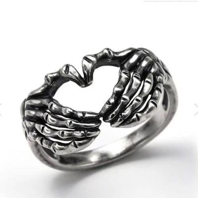 Vintage Punk Schedel Hand met Hartvormige Ring voor Mannen Vrouwen Hip Hop Gothic Skelet Hand Ring Accessoires Sieraden Cadeaus resizable black