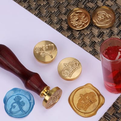 Candala Vintage Wax Zegel Stempel Set met Verwijderbare Koperen Handvat (7 Stuks) - Retro Verzegelingsstempel met Houten Handvat - Bloem, Hart & Kroon Stempels - Enveloppen & Huwelijksuitnodigingen