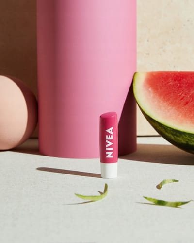NIVEA Watermelon Shine Serie - Lippenbalsem - Hydraterend - Plezierig Watermeloen Geur - Glanzende Pigmenten