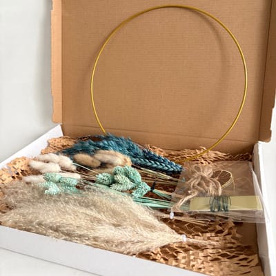 DIY droogbloemen krans maken - inclusief gouden ring 25 cm - pakket voor droogbloemenkrans workshop - blauw - wit - mint - naturel