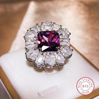 Luxe koperen ring voor dames met een schitterende paarse vierkante zirkonia, ingelegd met een waterdruppelvormige diamant en volledig bezet met diamanten. Perfect cadeau voor feestjes en bruiloften. resizable gray