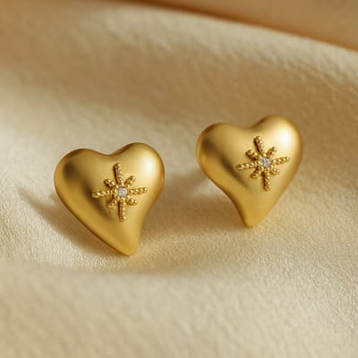 Lundholm Oorknopjes Dames Goud Verguld Hartje – Premium Stainless Steel Oorbellen Gold Plated Jewellery – Hartjes met Zirkonia (1,8 × 1,7 cm) – My Sanna Serie – Waterproof & Hypoallergeen – Inclusief Luxe Geschenkverpakking