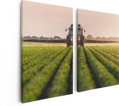 Artaza Canvas Schilderij Tweeluik Rode Tractor op het Veld aan het Sproeien - 80x60 - Foto Op Canvas - Canvas Print