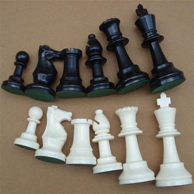 Complete Schaakset met Plastic Schaakstukken in Zwart en Wit - Internationaal Schaakspel met 74mm Stukken voor Strategisch Spelplezier