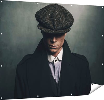 Gards Tuinposter Engelse Gangster met een Pet uit Jaren 1920 - 150x120 cm - Tuindoek - Tuindecoratie - Wanddecoratie buiten - Tuinschilderij