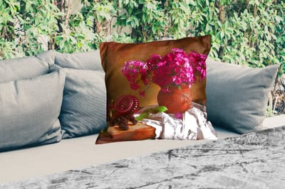 Sierkussen Buiten - Rustiek - Bloemen - Roze - Vaas - Stilleven - 60x60 cm - Weerbestendig