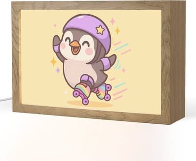 Nachtlampje 30x20 cm - Kinder lampje - Pinguïn - Rolschaatsen - Geel - Energiek - Tafellamp kinderkamer - Slaapkamer lamp - Bedlamp kinderen - Kinderlampje stopcontact - Wandlamp babykamer - Nachtlampjes