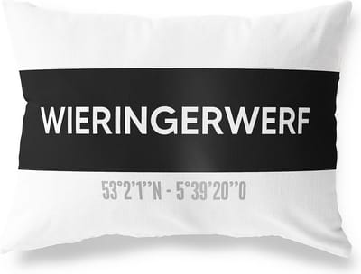 Tuinkussen WIERINGERWERF - NOORD-HOLLAND met coördinaten - Buitenkussen - Bootkussen - Weerbestendig - Jouw Plaats - Studio216 - Modern - Zwart-Wit - 50x30cm