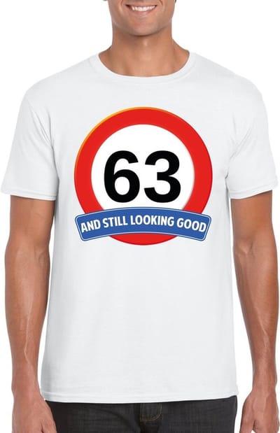 63 jaar and still looking good - t-shirt met verkeersbord print - wit - voor heren - verjaardag cadeau - party - feestartikelen 63 jarige S