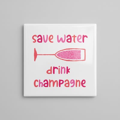 Grappige Quote Keramische Tegel “Save Water Drink Champagne” – Roze Champagneglas Wanddecoratie – Decoratieve Tegel 15 × 15 cm