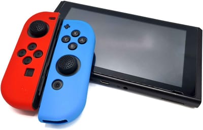 Gadgetpoint - Hoesjes & Skins voor Nintendo Switch 1 - Performance Gaming Case - Soft Grip Covers - Anti-Slip Joy-Con Controller Accessoires - Lichtblauw/Rood