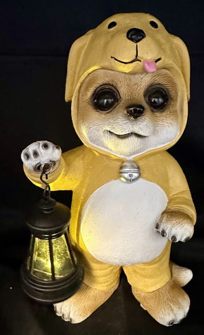 Decoratieve solarlamp "stokstaartje in onesie" - hond - polyresin - hoogte 23x14x12cm - Tuinaccessoires - Decoratieve beelden voor buiten