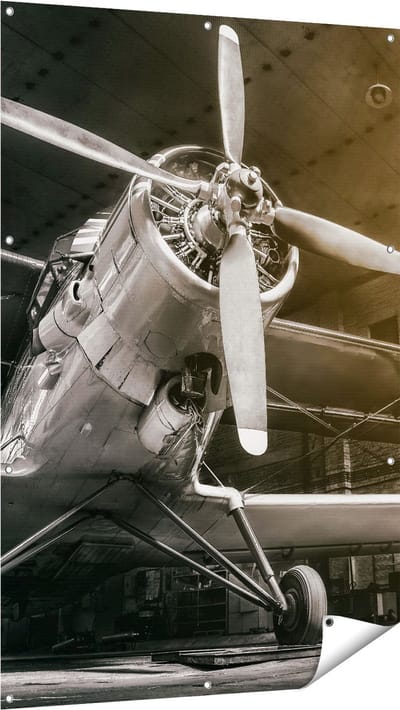Gards Tuinposter Oud Vliegtuig in een Hangar - Zwart Wit - 100x150 cm - Tuindoek - Tuindecoratie - Wanddecoratie buiten - Tuinschilderij