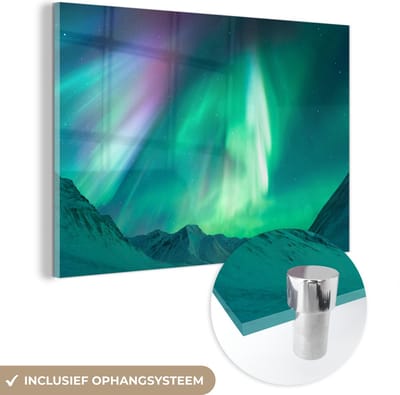 MuchoWow® Glasschilderij 120x80 cm - Schilderij acrylglas - Noorderlicht - Berg - Sneeuw - Foto op glas - Schilderijen