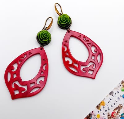 Jeannette-Creatief® - Kostuumsieraden - Oorbellen Barok Groot Rood Groen Brons - Rode Lange Oorbellen - Rode Oorbellen - Oorbellen met Roosjes - Theater - Mexico - Kostuum - Carnaval - Moederdag