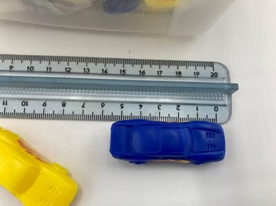 50 Mini auto's in bakje, blauw geel