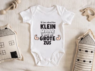 Hospitrix Baby Rompertje met Tekst "Ik ben misschien klein maar ik word wel grote zus" | Korte Mouw | Maat S - 0-3 maanden | Cadeau voor Zwangerschap | Bekendmaking | Aankondiging | Grote Zus |