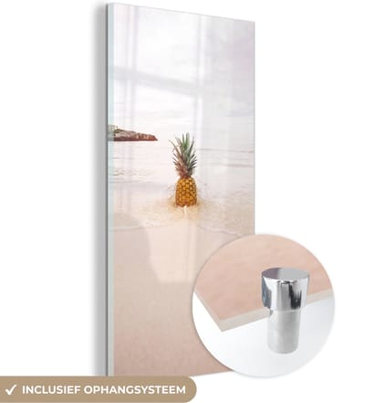 MuchoWow® Glasschilderij 60x120 cm - Schilderij acrylglas - Zomer - Ananas - Zand - Strand - Foto op glas - Schilderijen