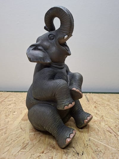 Olifant Zittend beeld - grijs - Jungle - Dieren - Wildlife - Decoratie - Woonaccessoires - 35cm Hoog