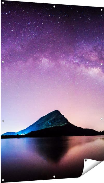 Gards Tuinposter Melkweg bij een Berg in Thailand - 100x150 cm - Tuindoek - Tuindecoratie - Wanddecoratie buiten - Tuinschilderij