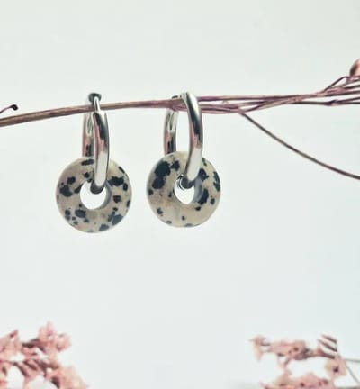 Oorringen met Donut hanger - Dalmatische Jaspis - Beige (half)edelsteen zwarte stippen - Stainless Steel - zilverkleurige oorbellen met hanger