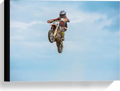 Canvas  - Motorcrosser in de Lucht - 40x30cm Foto op Canvas Schilderij (Wanddecoratie op Canvas)