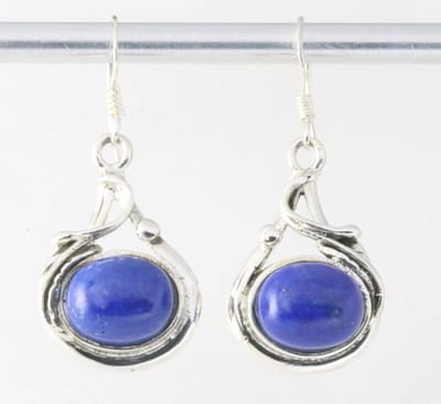 Bewerkte zilveren oorbellen met lapis lazuli