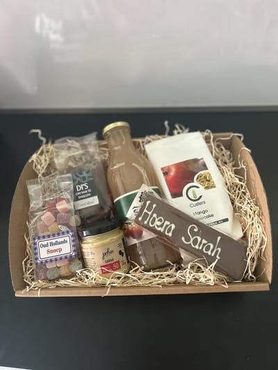 Lekkernij geschenken Sarah pakket - cadeau voor 50 jaar - kado met chocolade