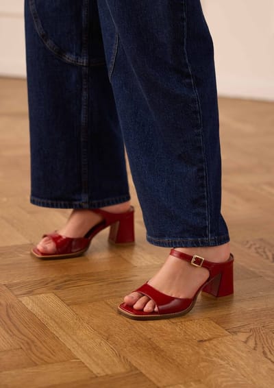 Manfield - Dames - Blauwe lak leren sandalen met hak - Maat 39