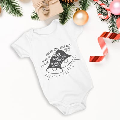 Hospitrix Baby Rompertje met Tekst "Jingle bells, a baby is on its way"| Maat S 0-3 maanden | Kerst zwangerschaps aankondiging | Cadeau voor Zwangerschap | Bekendmaking | Aankondiging | Aanstaande Moeder | Kerst