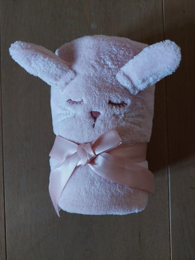 Baby deken - coral fleece met geborduurde knuffel BUNNY - Super leuk als Kraamcadeau of Babyshower