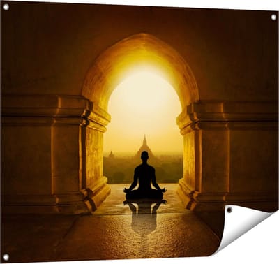 Gards Tuinposter Man Doet Yoga in een Boeddha Tempel - 100x80 cm - Tuindoek - Tuindecoratie - Wanddecoratie buiten - Tuinschilderij