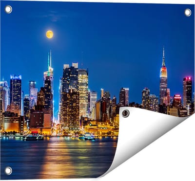 Gards Tuinposter Verlichte Skyline van New York met Volle Maan - 50x40 cm - Tuindoek - Tuindecoratie - Wanddecoratie buiten - Tuinschilderij