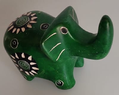 Nog meer sfeer in uw woonomgeving met dit prachtig handgemaakte olifantje! 3 x 7 x 4,5cm. Een bijzonder olifantje gemaakt van speksteen, een zachte natuursteen. Vind een gezellig plekje in je huis, serre/tuinkamer of bijvoorbeeld in de werkkamer.