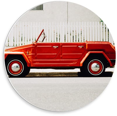 Forex Wandcirkel - Rode Auto in Straat  - 30x30cm Foto op Wandcirkel (met ophangsysteem)